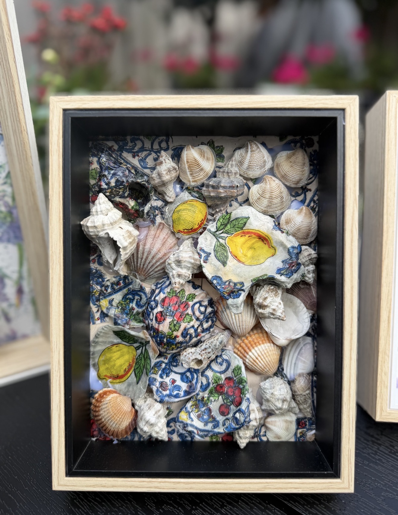 Van zee naar kunst: schelpen, blauwe ornamenten, bloemen en citroenmotieven